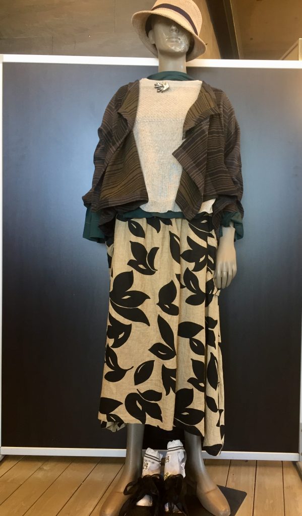 大胆な柄もので目立ちすぎないｺｰﾃﾞｨﾈｰﾄ