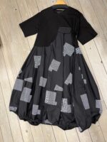 おしゃれな黒の服。グレーの服。ワンピース