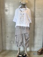 「トリトラ」白、ベージュのグラデーションコーデ