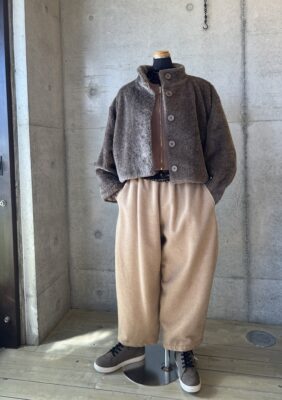 「トリトラ」オーバーサイズのものに何をはおる？