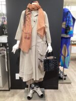 ストールをバッグに忍ばせて ストールをバッグに忍ばせて