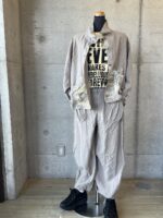 「トリトラ」ロゴのカットソーでシャープさをだす