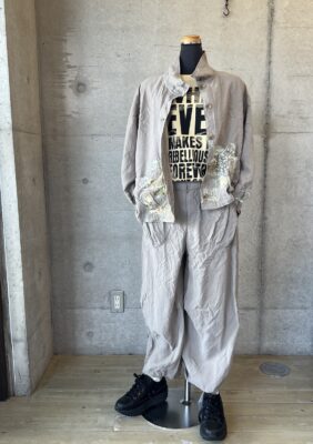 「トリトラ」ロゴのカットソーでシャープさをだす