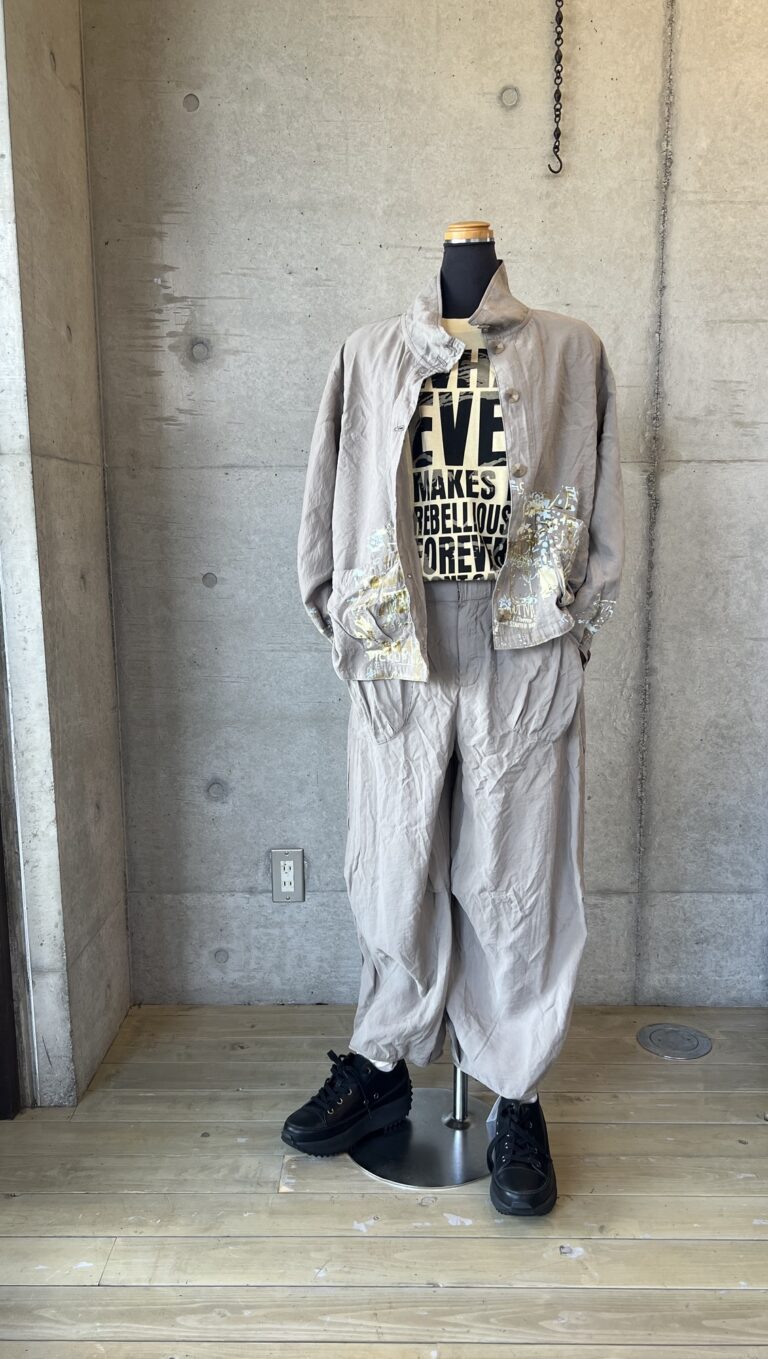 「トリトラ」ロゴのカットソーでシャープさをだす